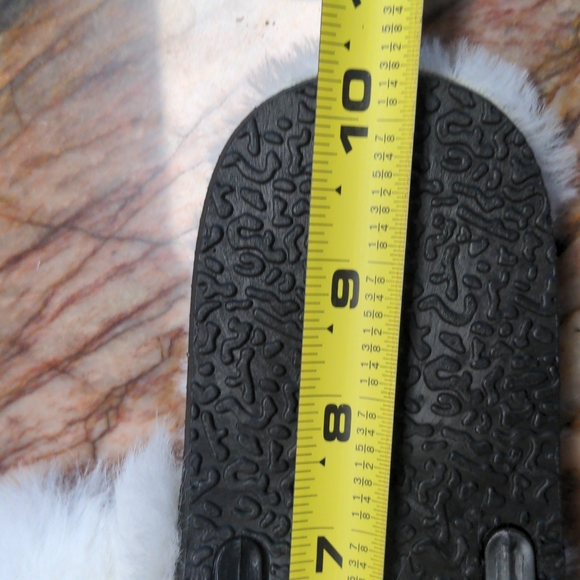 WILLOW COLLECTIVE Fuzzy Slippers - Picture 5 of 6